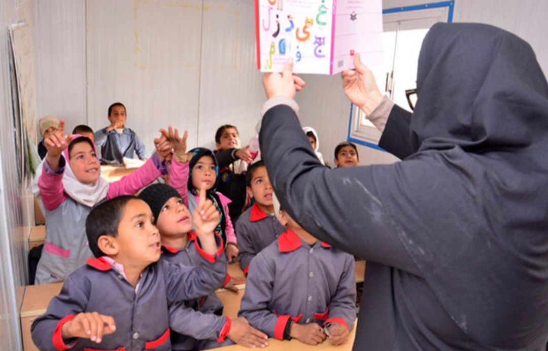 معلمان از بوم نقاشی تا صحنه تئاتر‌، معمار رویاهای هنری دانش‌آموزان هستند