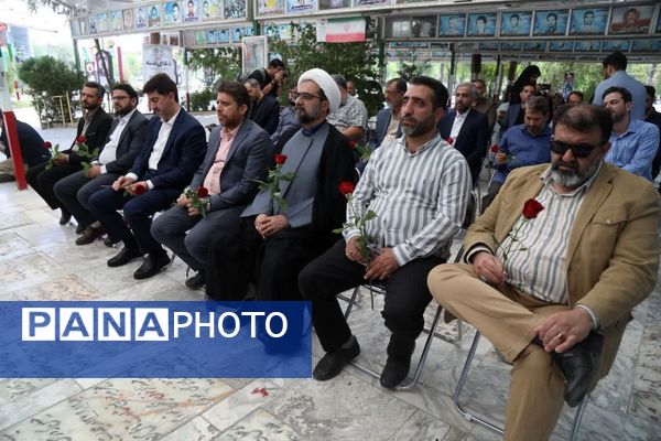 آیین غبارروبی مزار شهدا با حضور اصحاب رسانه در قم