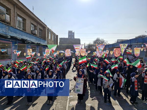 نواختن زنگ انقلاب در دبستان شاهد کوثر ناحیه پنج 