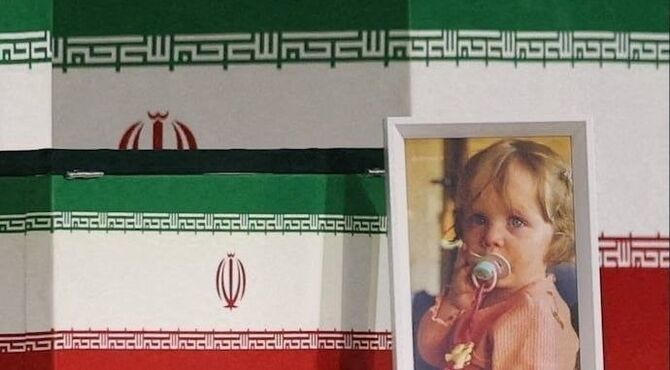 تابوت سادهٔ پدر بر دوش فرزندان