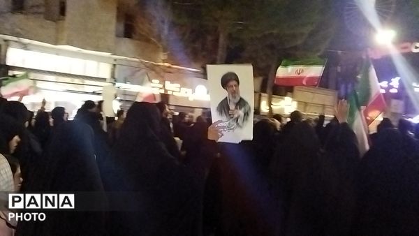 اجتماع خانوادگی فرهنگیان نیشابور در خیابان امام خمینی 