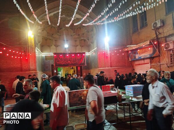 ۱۷۵ شب خدمت در آستان آل‌الله؛ حال‌وهوای چایخانه حضرت زهرا (س) در شب شهادت امام حسن عسکری (ع)