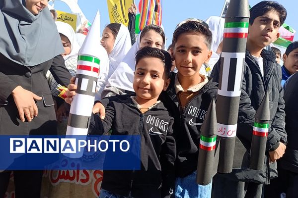 حضور پرشور دانش‌آموزان فشافویه در راهپیمایی ۱۳ آبان