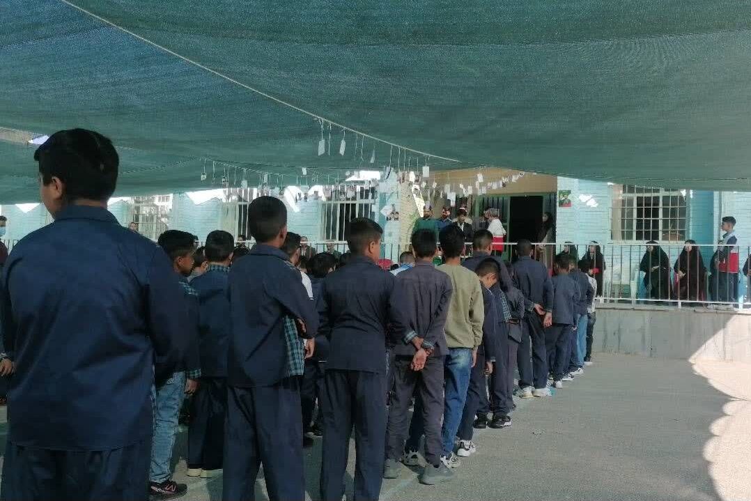 نواخته شدن زنگ مهر با حضور مسئولین در مدرسه امام خمینی(ره) شهر نیر