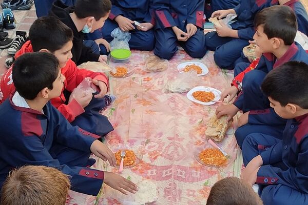 گرامیداشت روز جهانی تخم‌مرغ و تغدیه سالم در مدرسه هموطن۲ رودهن 
