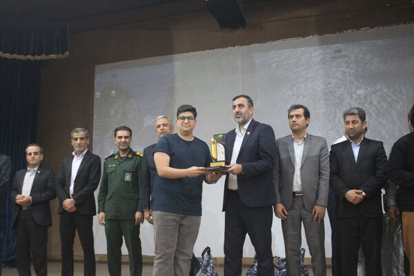 تجلیل از برگزیدگان دبیرستان شهید بهشتی شهرستان بوشهر (2)