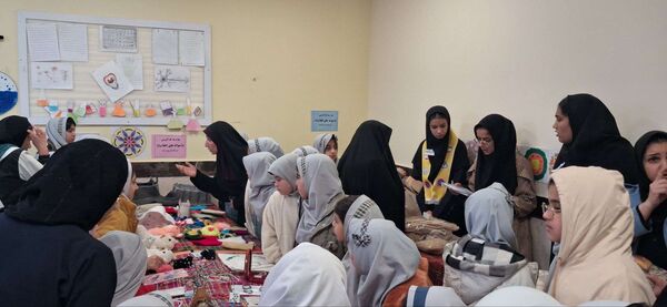 بازدید دانش آموزان مدرسه مریم میرزاخانی خلیل آباد از بازارچه کار آفرینی