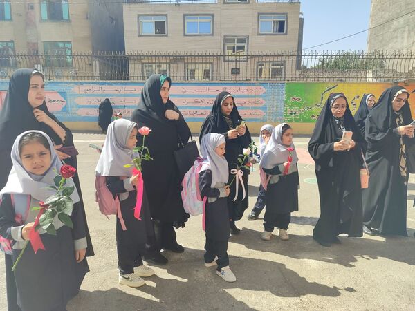 مراسم جشن شکوفه‌‎ها در دبستان شاهد حاج تقی آقا بزرگ مشهد 