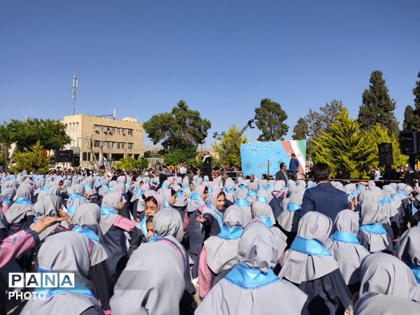 اجرای سرود همگانی دانش‌آموزان در روز شیراز