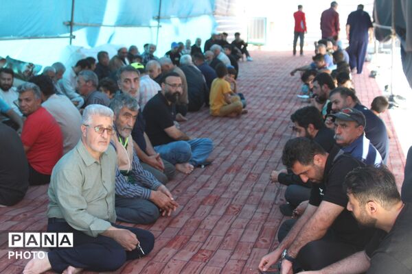 پذیرایی یاران خراسانی از زائران رهبر شهید در مهمانک