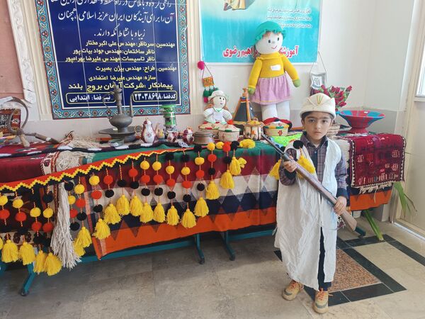 نمایشگاه صنایع دستی و جشنواره غذاهای سنتی به‌مناسبت دهه فجر 