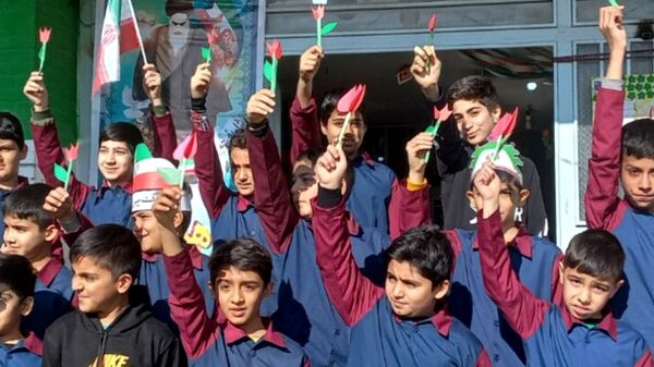 استقبال دانش‌آموزان مدارس شهرستان پردیس از دهه فجر انقلاب اسلامی ایران 