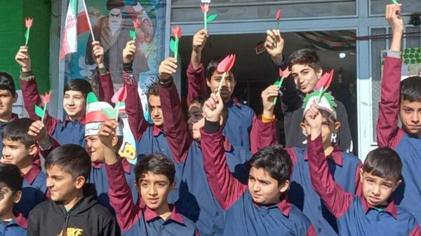 استقبال دانش‌آموزان مدارس شهرستان پردیس از دهه فجر انقلاب اسلامی ایران 