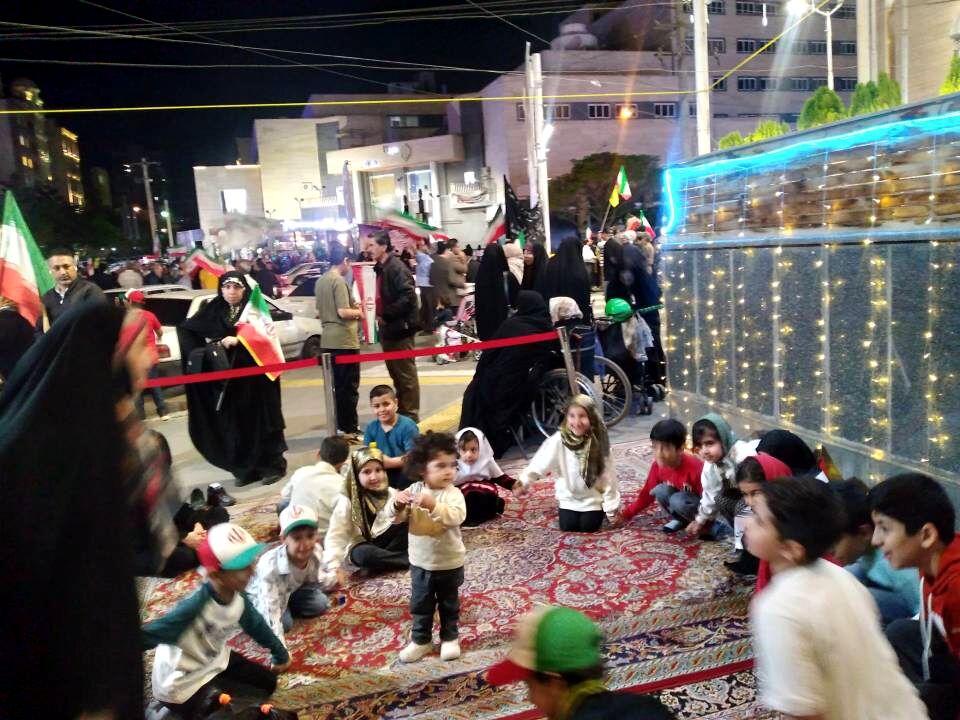 تجمع مردمی در میدان یاقوت ؛ هم‌صدایی مردم برای دفاع از خاک ایران
