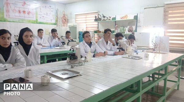 کارسوق دانش آموزان سمپادی در پژوهش سرای ابوریحان ناحیه ۵ 