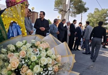 استقبال دانش آموزان از استاندار فارس در گلزار شهدا دودج 