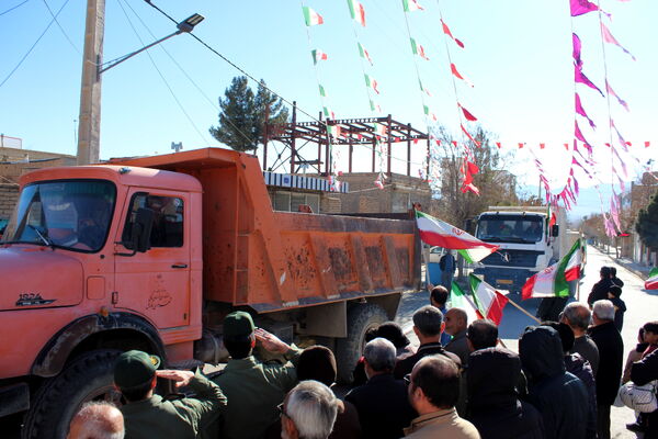 تمثال مبارک امام خمینی(ره) در شهر درق گلباران شد 