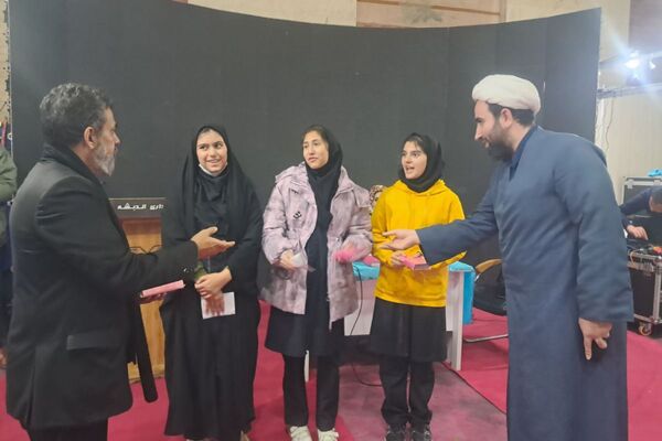 حضور دانش‌آموزان مدرسه طلیعه در نمایشگاه قرآن و عترت مجموعه ورزشی ایثار