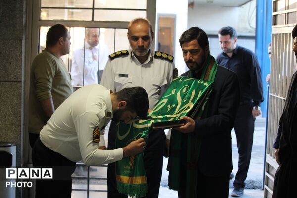 حضور خادمان حرم حضرت معصومه(س) و پرچم متبرک آستان مقدس در پلیس راهور همدان