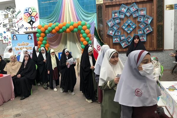 برگزاری جشن عاطفه‌ها در دبستان شاهد ام‌البنین (س) ناحیه دو شهرری 