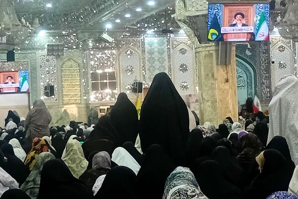 حضور دانش‌آموزان و فرهنگیان ناحیه دو شهرری در نماز جمعه 