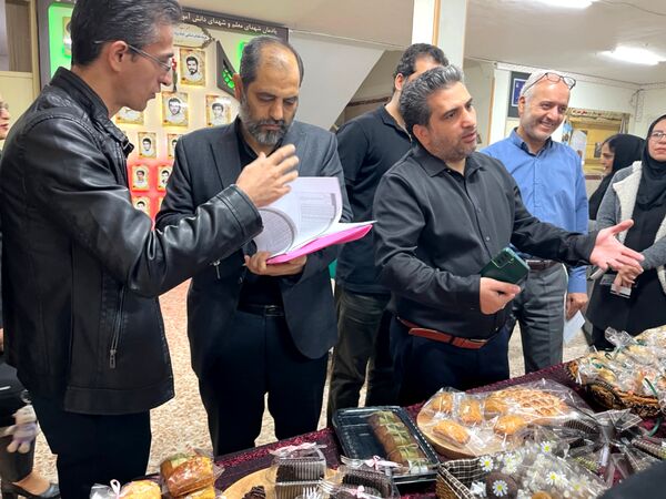 نمایشگاه نان و شیرینی دستپخت دانش‌آموزان هنرستان قدس