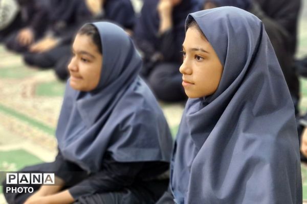  پیچیدن عطر نماز جماعت در مدرسه شهدای هسته‌ای قرچک