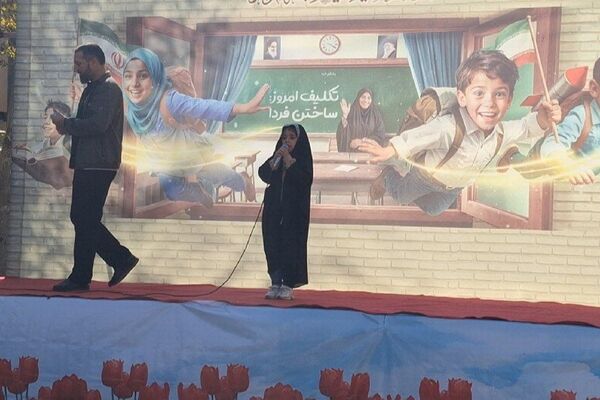 برگزاری راهپیمایی یوم الله ۱۳ آبان با حضور دانش‌آموزان و مسئولین در صفادشت 