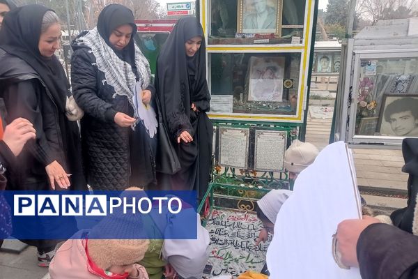 تجدید میثاق دانش‌آموزان پیشتاز ناحیه دو شهرری با امام و شهدا 