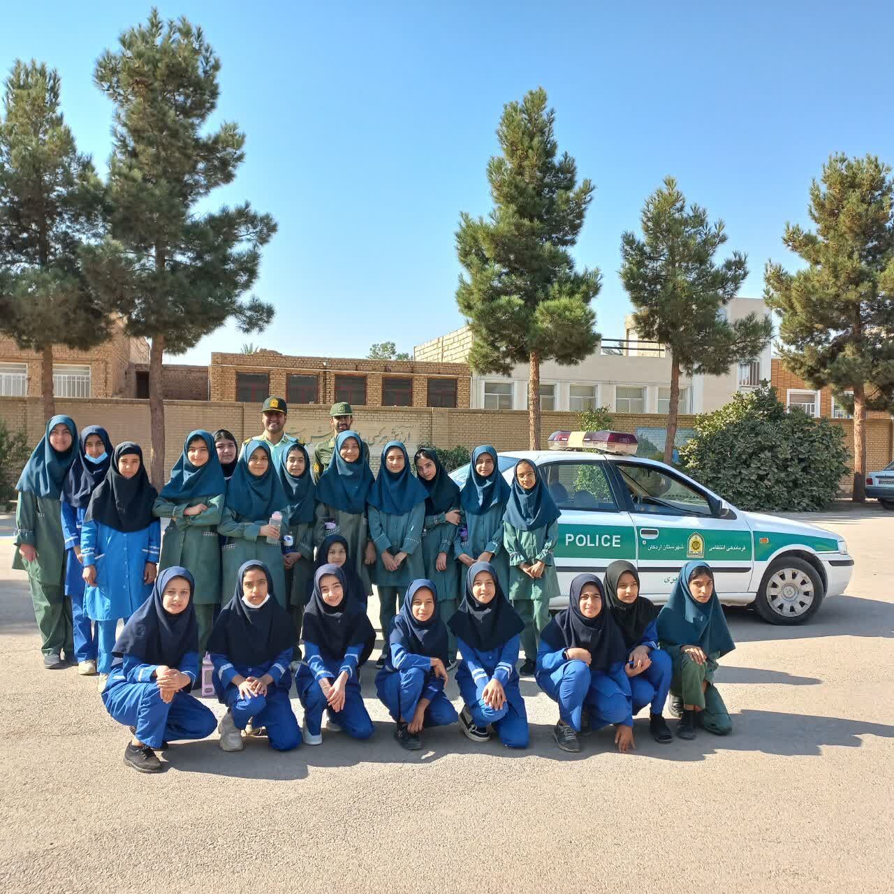 حضور ماموران نیروی انتظامی در دبستان حاج فرج عبداللهی اردکان