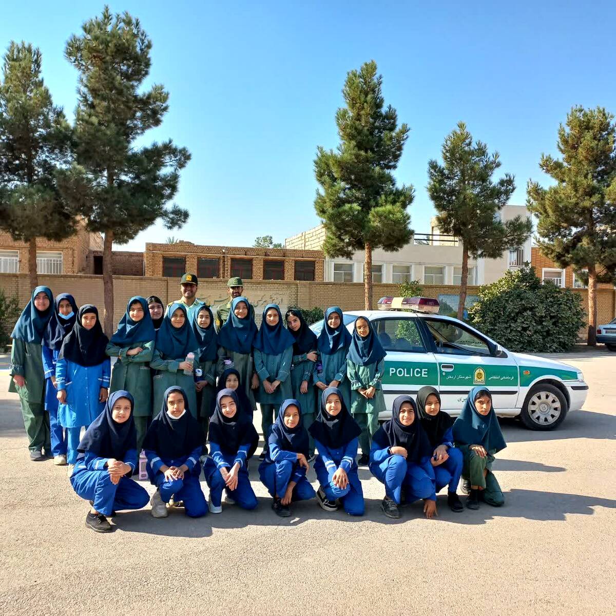 حضور ماموران نیروی انتظامی در دبستان حاج فرج عبداللهی اردکان