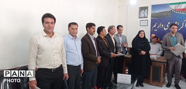 تجلیل از معلمان و مدیران منتخب ابتدایی بیرانوند در آیین زنگ سپاس