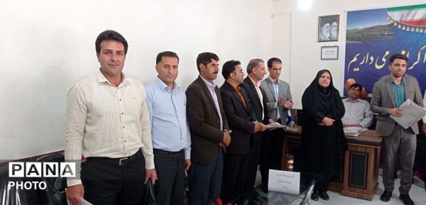 تجلیل از معلمان و مدیران منتخب ابتدایی بیرانوند در آیین زنگ سپاس