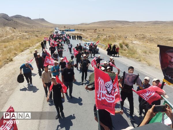 پیاده روی امام رضا (ع) با حضور پر شور دانش آموزان نیشابور در کاروان دانش آموزی