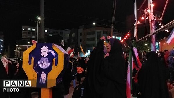 میدان ازادی هر شب میزبان وطن پرستان نیشابوری می شود 