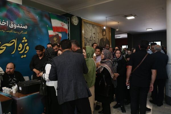 حماسه رأی اولی‌ها در کنار هنرمندان و اصحاب رسانه 