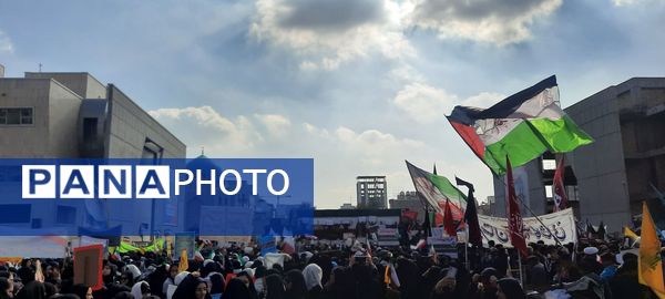 حضور دانش آموزان دبیرستان مهشید مصلی نژاد در راهپیمایی روز دانش آموز 