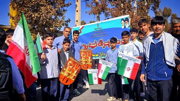 فریاد استکبارستیزی دانش‌آموزان نظرآبادی در روز ۱۳ آبان