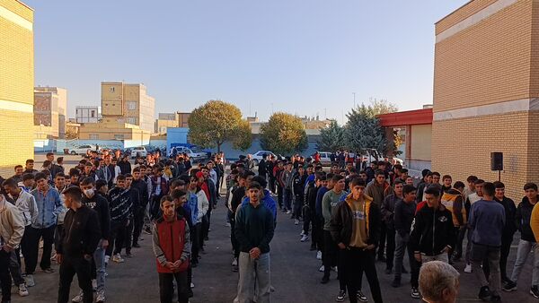 دانش‌آموزان ملکان در خط مقدم ایمنی؛ اجرای مانور پدافند غیرعامل در مدرسه امام حسین(ع)