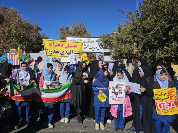 حضور پرشور دانش‌آموزان در راهپیمایی روز ۱۳ آبان