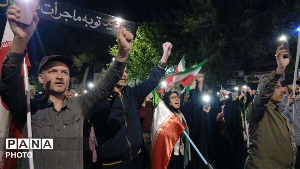 مشت ها بر فراز آسمان نیشابور نمایان شد 