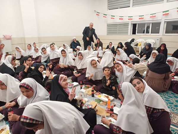 ضیافت افطاری همزمان با ولادت امام حسن  مجتبی(ع) در دبستان شهید عبایی ۲