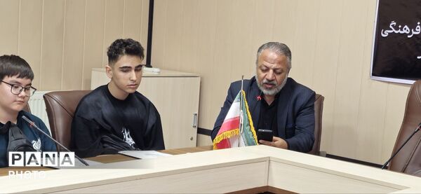 نشست هماهنگی دانش‌آموزان نخبه عکاس استان البرز با موضوعیت پویش «باید برخاست» 