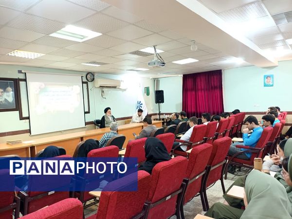 تقدیر از دانش‌آموزان برگزیده نمایشگاه دستاوردهای انقلاب اسلامی در دبیرستان طلایه داران شهید ناصری