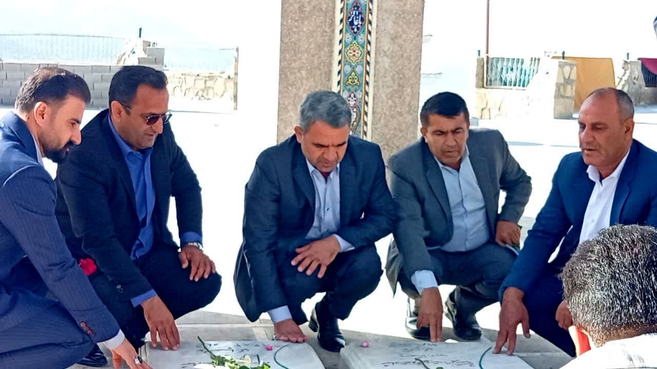 تجدید میثاق معاون وزیر و رئیس سازمان مدارس غیردولتی و مشارکت‌های مردمی وزارت آموزش و پرورش با شهدای گمنام در یاسوج