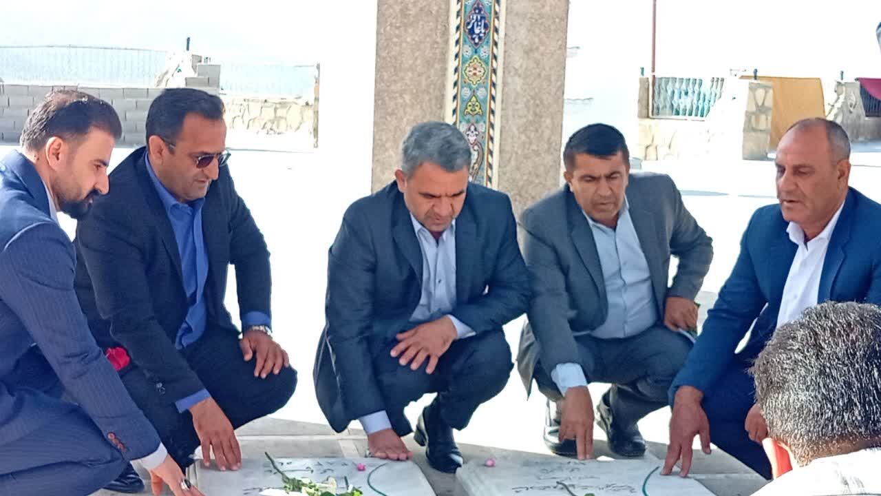 تجدید میثاق معاون وزیر و رئیس سازمان مدارس غیردولتی و مشارکت‌های مردمی وزارت آموزش و پرورش با شهدای گمنام در یاسوج