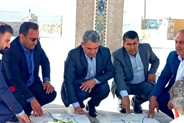 تجدید میثاق معاون وزیر و رئیس سازمان مدارس غیردولتی و مشارکت‌های مردمی وزارت آموزش و پرورش با شهدای گمنام در یاسوج