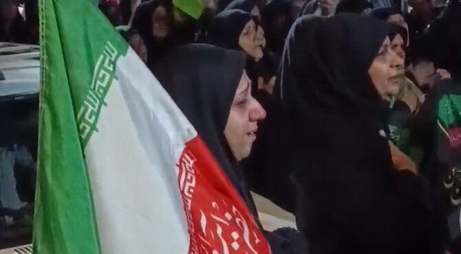 خروش یکپارچه مردم و دانش‌آموزان خمین در مراسم وداع با رهبر شهید