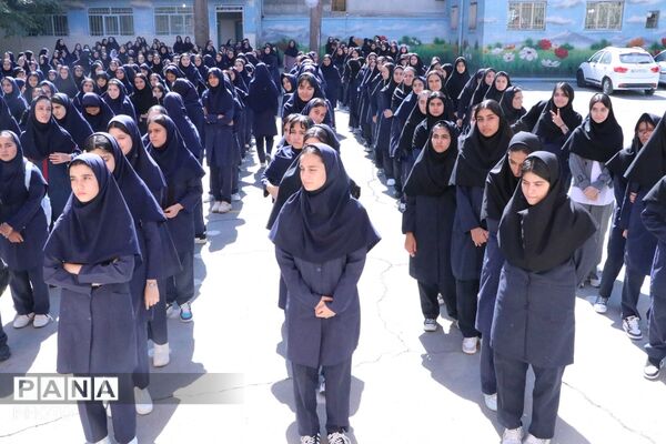 مراسم هفته دفاع مقدس با شروع سال تحصیلی جدید در بهارستان‌دو