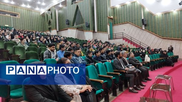 آیین تجلیل از دانش‌آموزان منتخب مسابقات قرآنی و فرهنگی 